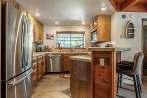 Mikrobølgeovn, ovn, kokeplater og oppvaskmaskin