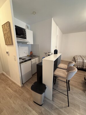 Réfrigérateur, micro-ondes, four, plaque de cuisson