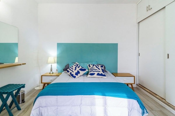 1 dormitorio, escritorio, tabla de planchar con plancha y wifi