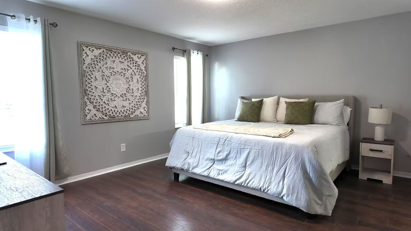 3 habitaciones, tabla de planchar con plancha, wifi y ropa de cama 