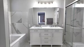 Hair dryer, towels, soap, toilet paper - Breezy Escape in Oviedo (Oviedo)