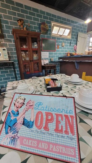 朝食 (コンチネンタル ブレックファスト)、毎日提供 (無料)