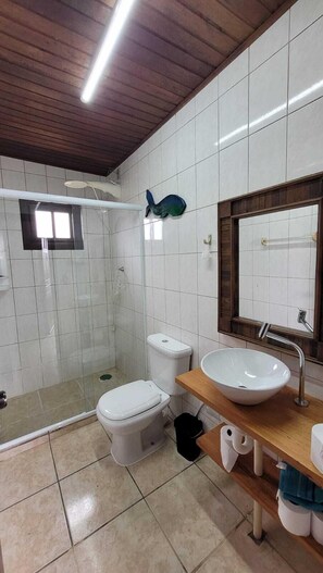 Apartment, Courtyard View | Accessible bathroom - Pousada Uluwatu (Imbituba)