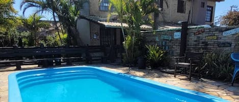 Piscine extérieure en saison