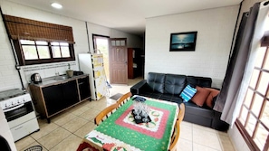 Apartment, Courtyard View | Private kitchen - Pousada Uluwatu (Imbituba)
