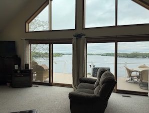 TV connectée, lecteur de DVD, livres, vidéothèque