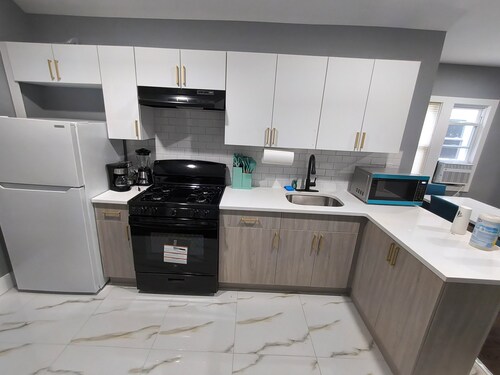 Soothing 3-bedroom apartment, King bed ensuite, queen bed and full bed in Newark