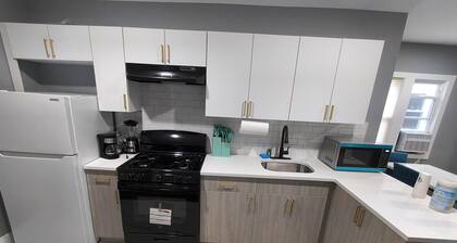 Soothing 3-bedroom apartment, King bed ensuite, queen bed and full bed in Newark