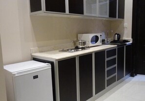 Twin Room, 1 Bedroom | Private kitchen | Mini-fridge, microwave, stovetop, cookware/dishes/utensils