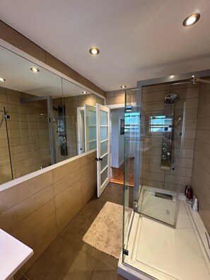 Douche, sèche-cheveux, serviettes fournies, savon