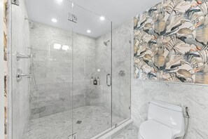 Douche, sèche-cheveux, bidet, serviettes fournies