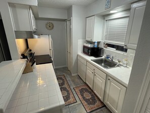 冰箱、微波炉、烤箱、炉灶