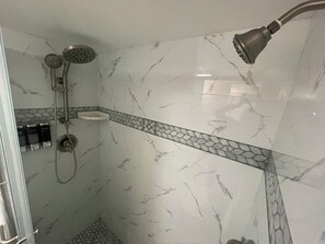 Douche, sèche-cheveux, serviettes fournies, savon