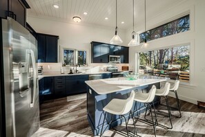 Een microgolfoven, een oven, een kookplaat, een vaatwasser