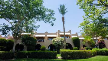 Two-Bedroom Chalet | Oleskelualue | 65–tuumainen LED-televisio, jossa korkealuokkaiset TV-kanavat