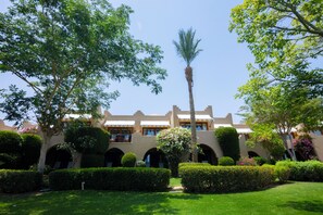 Two-Bedroom Chalet | Wohnbereich | 65-Zoll-LED-Fernseher mit Premium-TV-Sendern