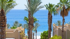 A resort with palm trees and a view of the sea. - Four Seasons Resort Sharm El Sheikh Private Residential Villa & Chalet - Egypt (Sharm El Sheikh)