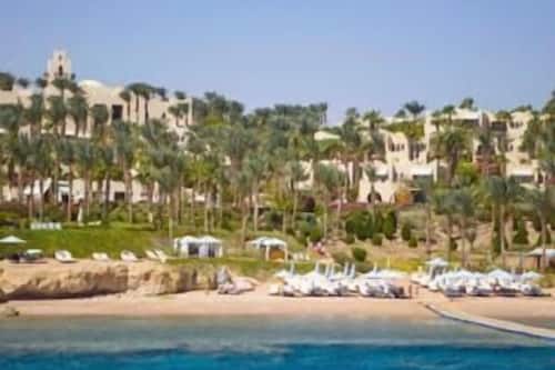 Private beach, scuba diving, snorkeling, 3 beach bars