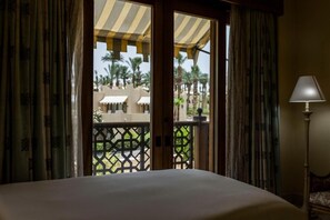 In-room safe, soundproofing, iron/ironing board, free WiFi