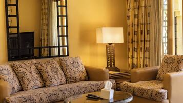 Four-Bedroom Seaview & Pool Villa | Oleskelualue | 65–tuumainen LED-televisio, jossa korkealuokkaiset TV-kanavat