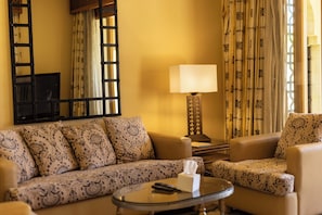 Four-Bedroom Seaview & Pool Villa | Wohnbereich | 65-Zoll-LED-Fernseher mit Premium-TV-Sendern