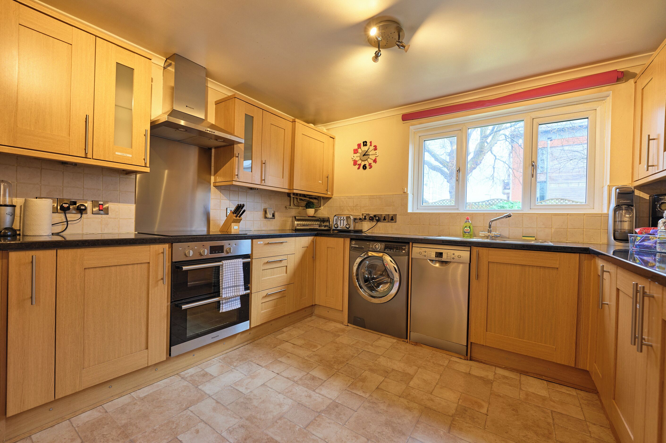 Réfrigérateur, four à micro-ondes, un four, surface de cuisson