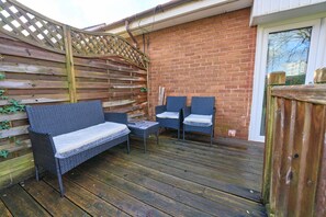 Terrace/patio - Bespoke Bungalow - Manchester City Centre, Private Gardens, Free Parking & WiFi (Salford)