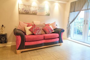 Smart TV, fireplace - Bespoke Bungalow - Manchester City Centre, Private Gardens, Free Parking & WiFi (Salford)