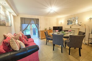 Smart TV, fireplace - Bespoke Bungalow - Manchester City Centre, Private Gardens, Free Parking & WiFi (Salford)