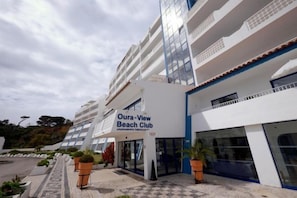 A multi-story building with a sign for 'Oura-View Beach Club.' - Grand Muthu Oura View Beach Club (Albufeira)