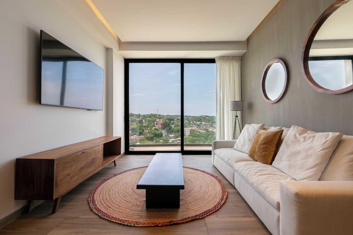 Apartamento de lujo, 2 habitaciones, vistas al mar | Zona de estar | Suelo radiante