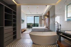 أحواض استحمام وحجيرات دش منفصلة، مجففات شعر، مناشف، صابون