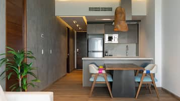 Microwave, cookware/dishes/utensils