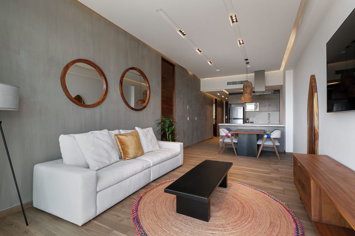 Flat-screen TV, heated floors