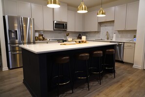 Mikrobølgeovn, ovn, kokeplater og oppvaskmaskin