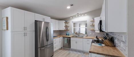 Microondas, horno, parrilla de estufa y lavavajillas