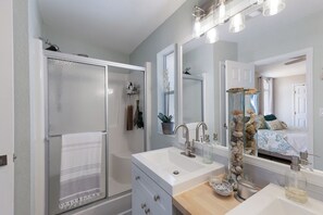 Een douche, een haardroger, handdoeken, toiletpapier