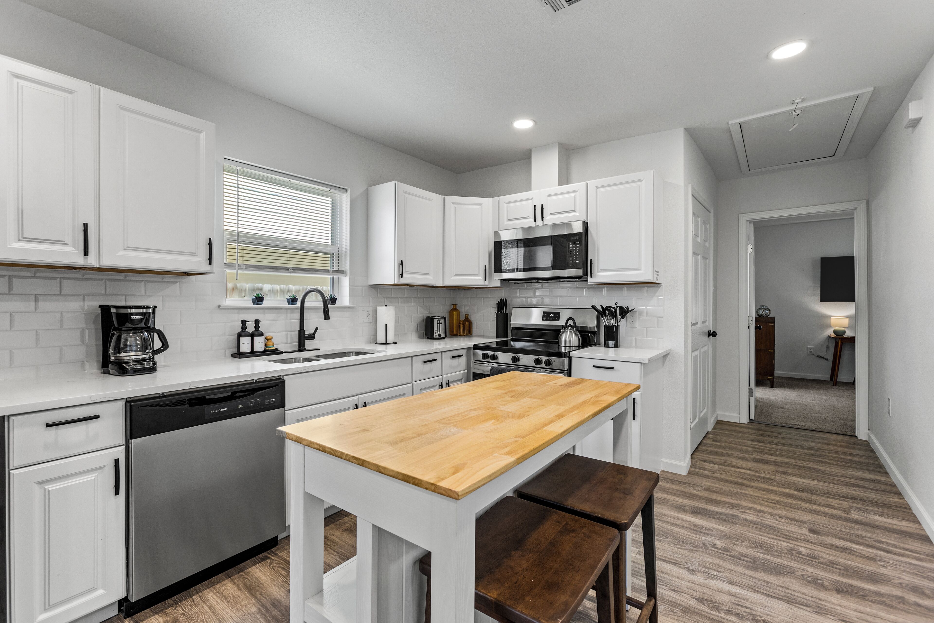 Réfrigérateur, micro-ondes, four, plaque de cuisson