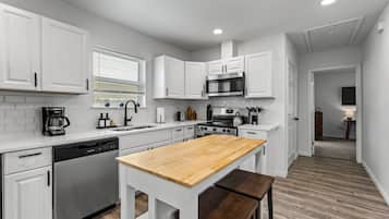 Een koelkast, een magnetron, een oven, een kookplaat