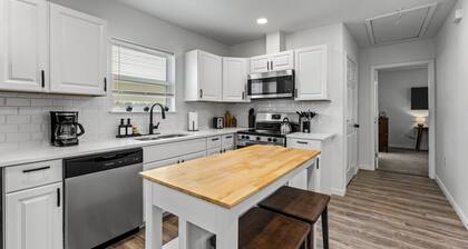 Cozy & Bright 2BR Home - 10 Min to Downtown