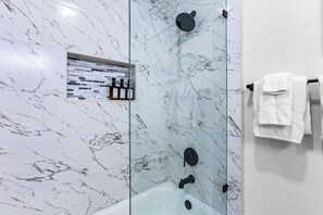 Dusche, Haartrockner, Handtücher, Seife