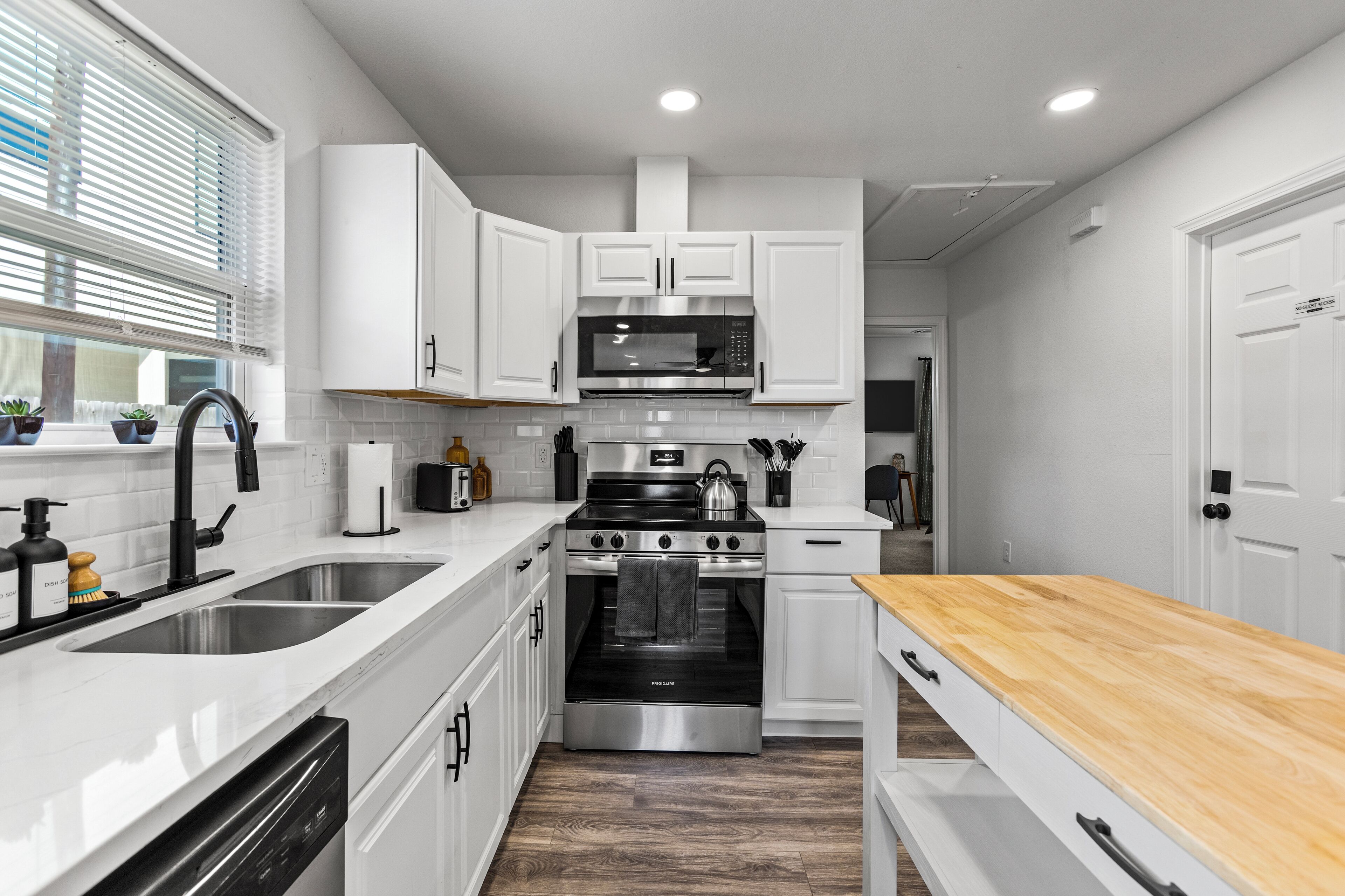 Kjøleskap, mikrobølgeovn, ovn og kokeplater