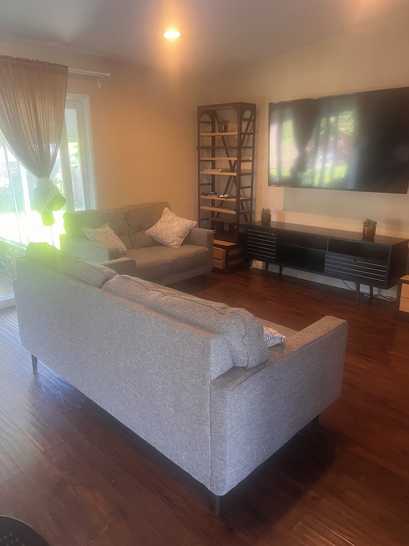 Living area - Charming 3-bedroom house in delightful Santa Ana with AC (Santa Ana)