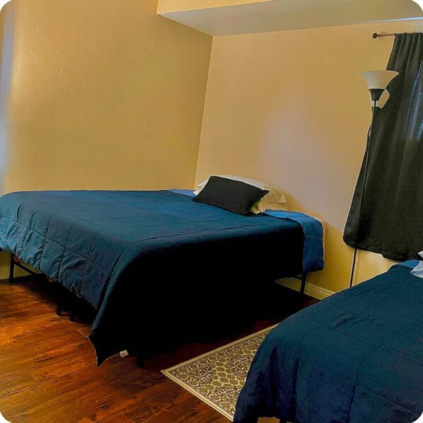 Tabla de planchar con plancha, wifi y ropa de cama