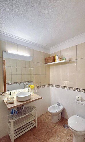 Een haardroger, handdoeken, zeep, toiletpapier