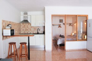 Een koelkast, een microgolfoven, een kookplaat