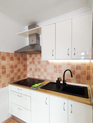 Een koelkast, een microgolfoven, een kookplaat