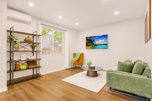 Smart TV, books, offices - New Evergreen Home | Office | Full Kitchen | Yard (Gresham)