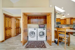 Interior - Ultimate Guesthouse•Curated Luxury with Lake+Kayak (North Bend)