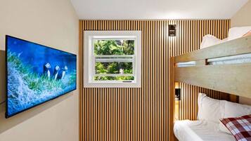 Een strijkplank/strijkijzer, wifi, beddengoed